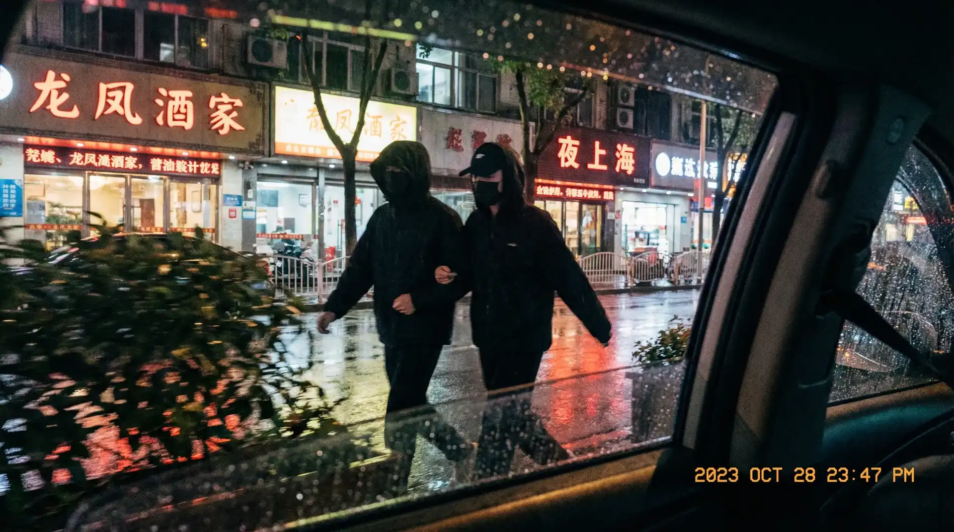 必一娱乐 - 顶流明星深夜密会现场抓拍照片